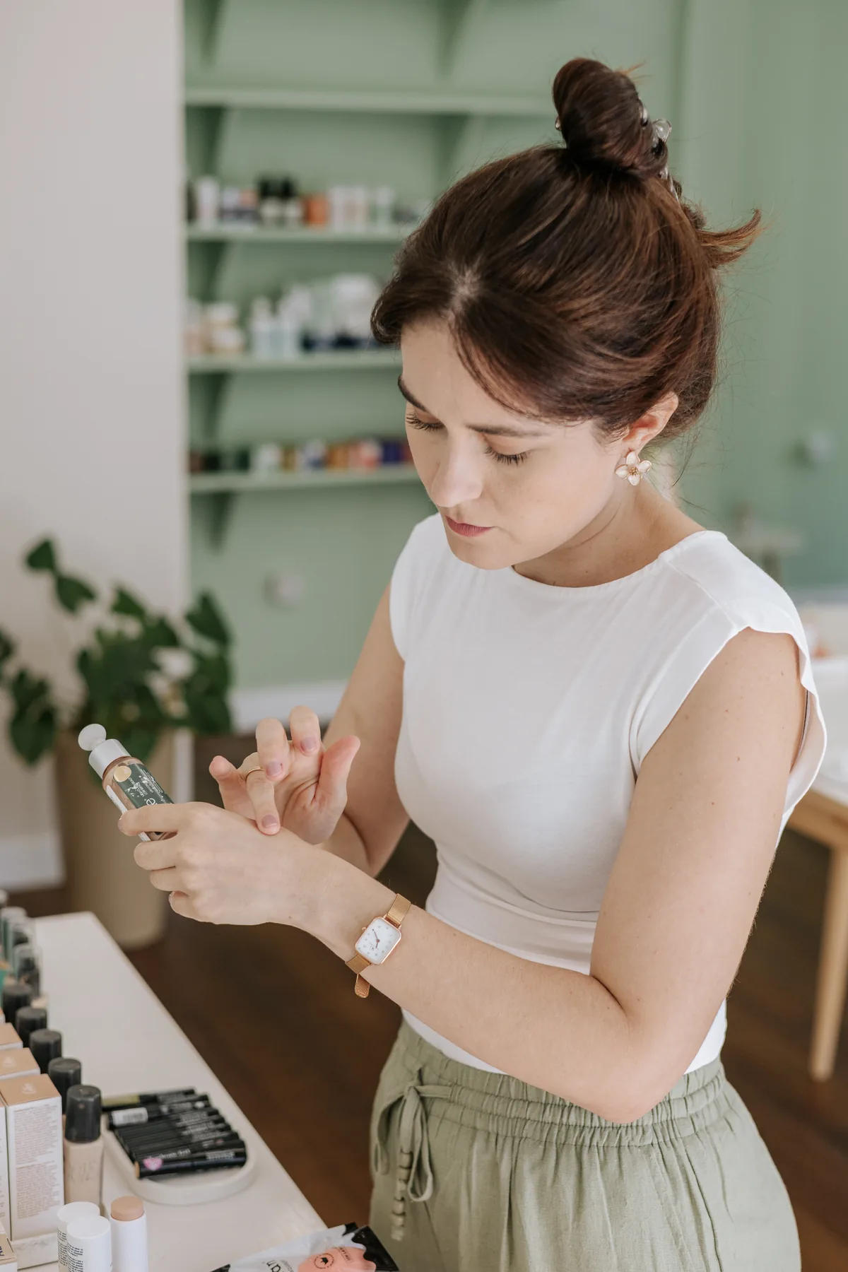 Raissa Bassi testando cosmético natural no pulso