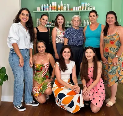 Raissa e participantes reunidas em um workshop presencial