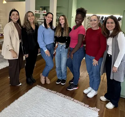 Participantes reunidas em um workshop presencial