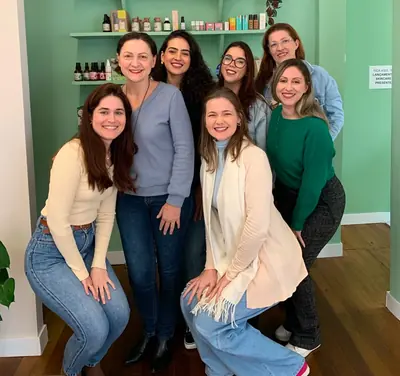 Raissa com participantes durante um workshop presencial