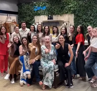 Grupo reunido em um encontro presencial da Raissa