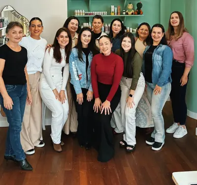 Raissa com participantes de um workshop presencial